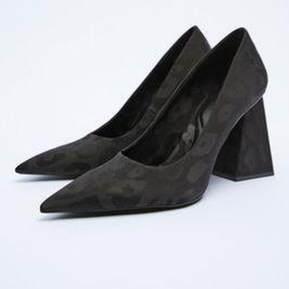 Zara Women's Black Courts.Sz.38~US 7½,NWOB.       B-18
